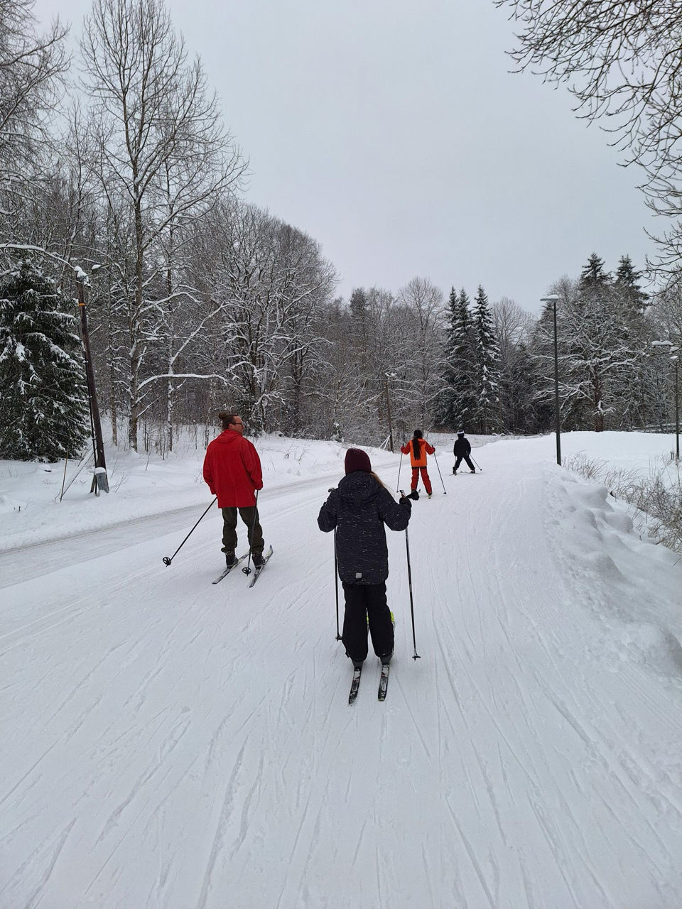 Folk som står på ski på snøen