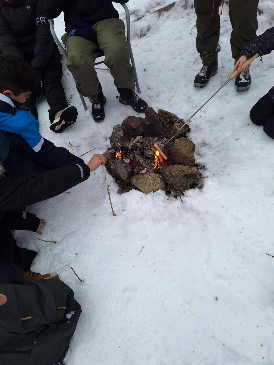 en gruppe mennesker rundt et bål