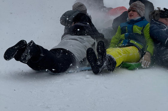 en gruppe mennesker som ligger i snøen