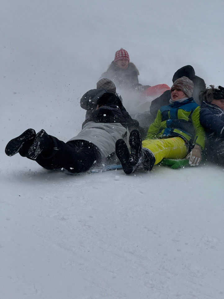 en gruppe mennesker som ligger i snøen