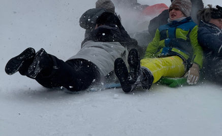 Foto: Aysun Harmankaya Øtgun en gruppe mennesker som ligger i snøen
