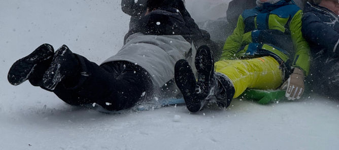 Foto: Aysun Harmankaya Øtgun en gruppe mennesker som ligger i snøen