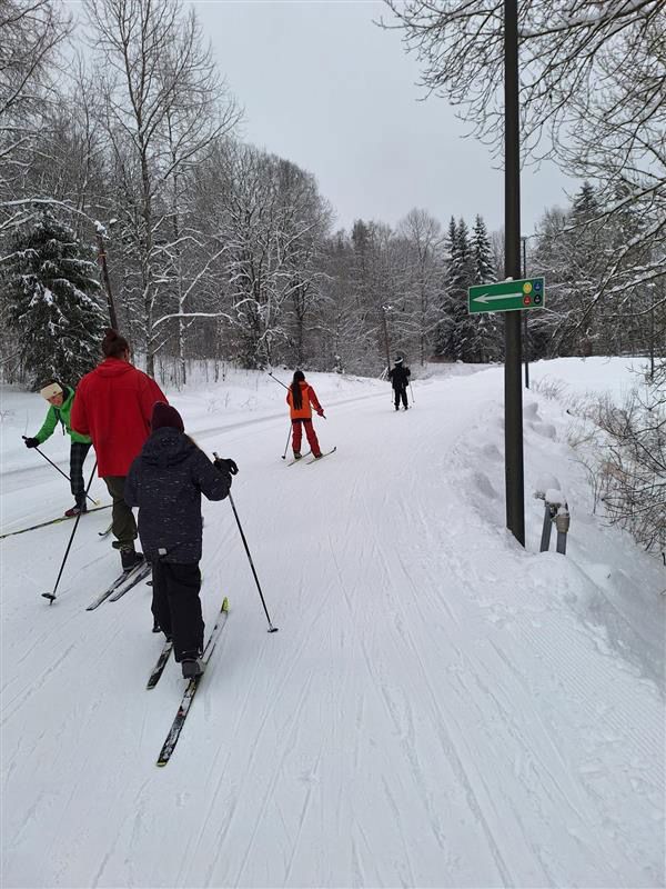 Folk som står på ski på snøen