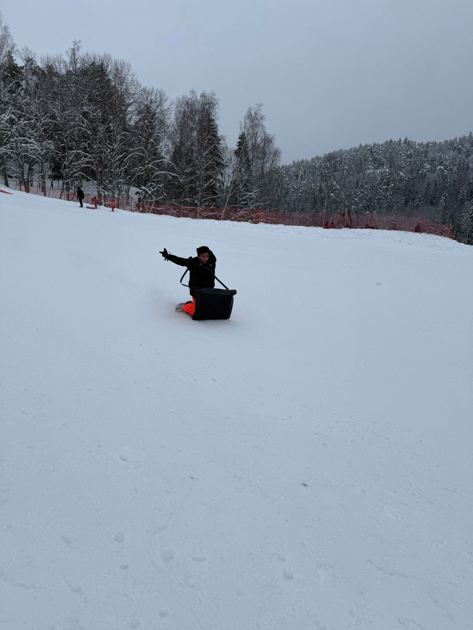 En person på snowboard i snøen
