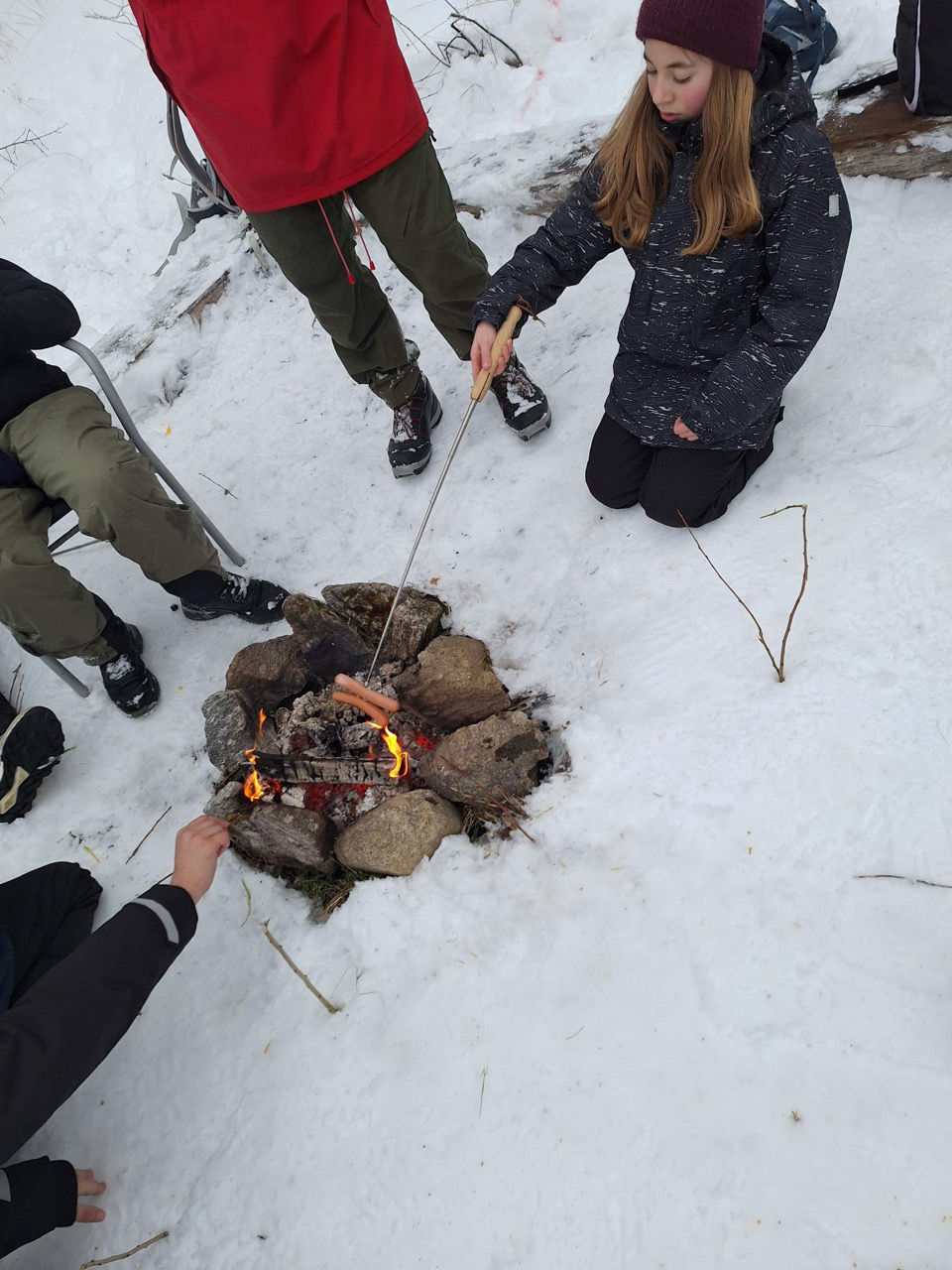 en gruppe mennesker rundt et bål