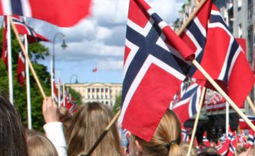 En gruppe mennesker som holder flagg