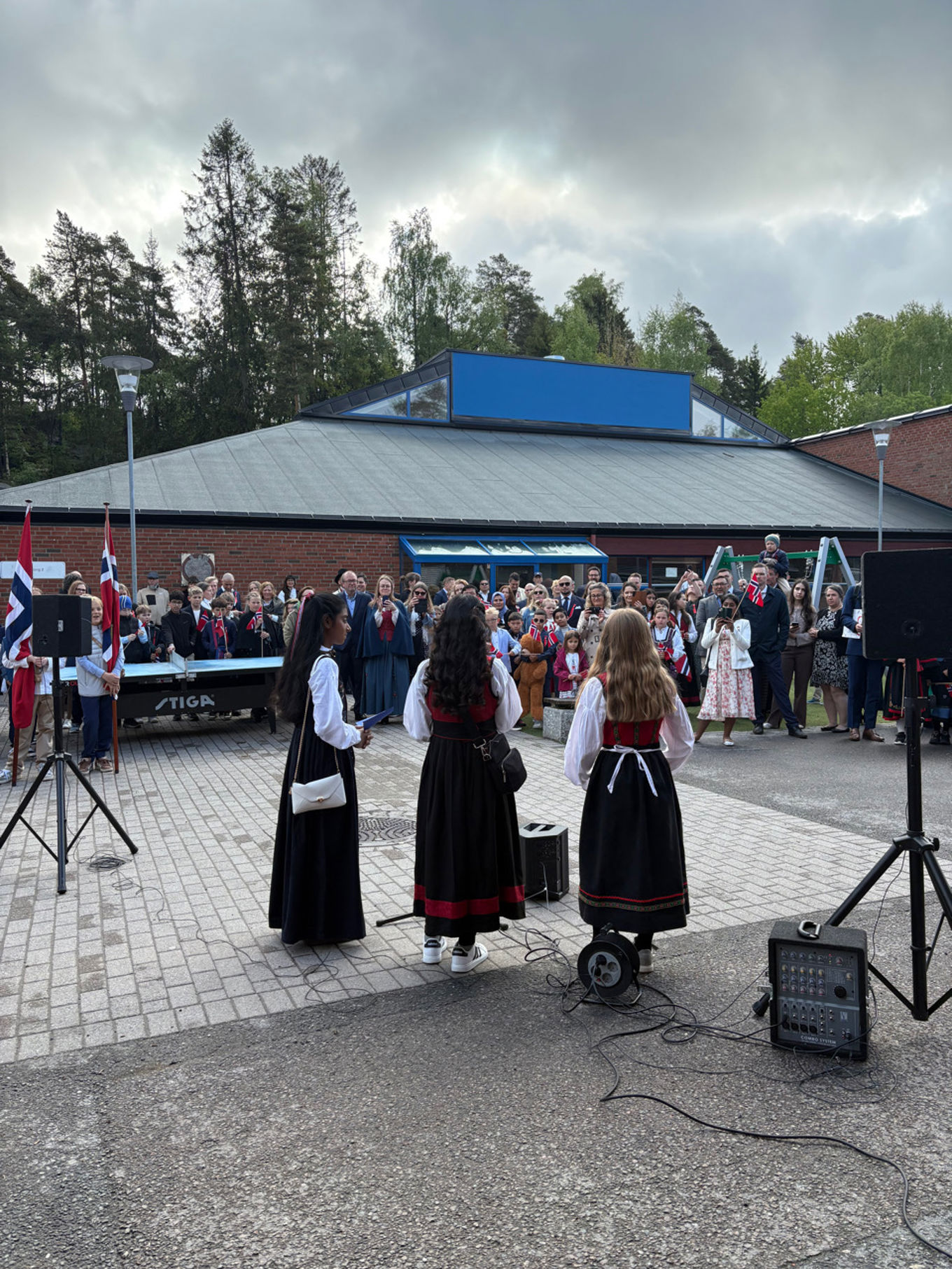 Foto: Stine Susanne Domaas En gruppe mennesker i klær