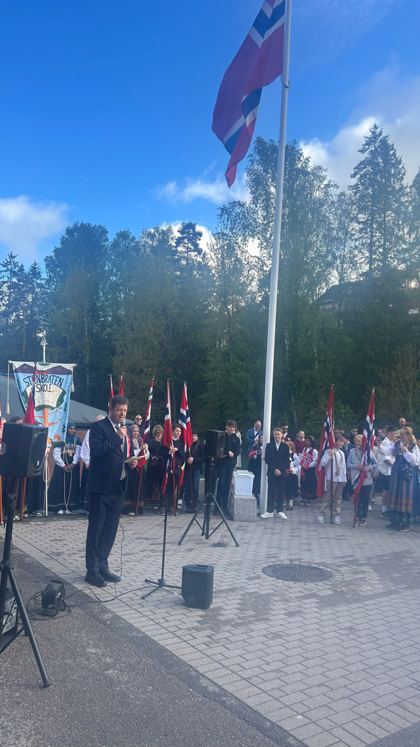 Foto: Marit Hauge Mansaray en gruppe mennesker som holder flagg