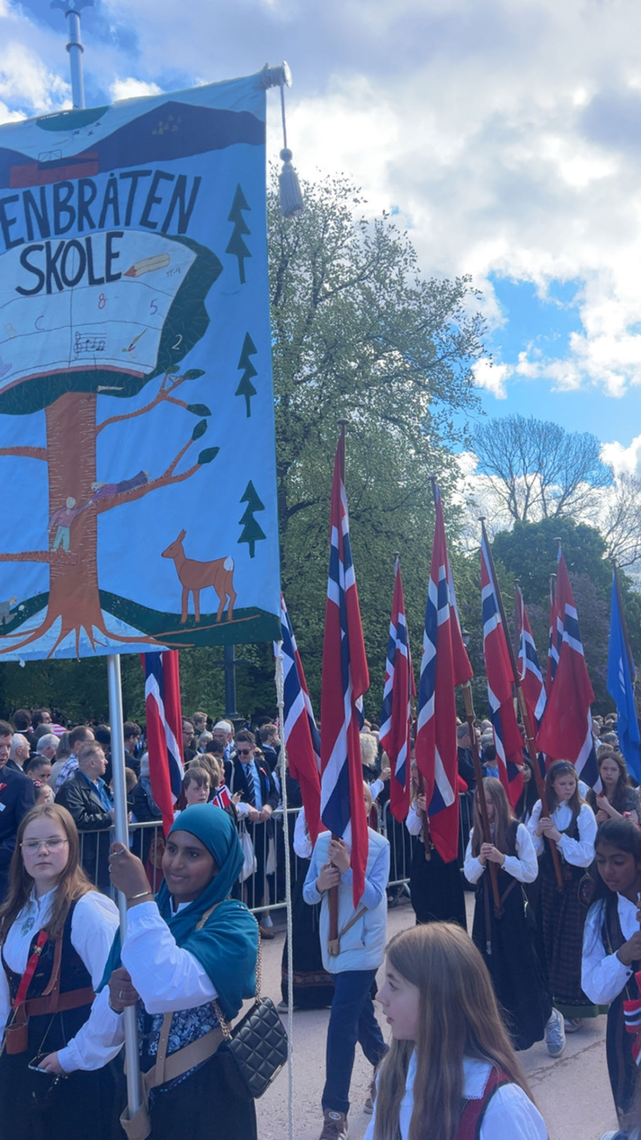 en gruppe mennesker som holder flagg