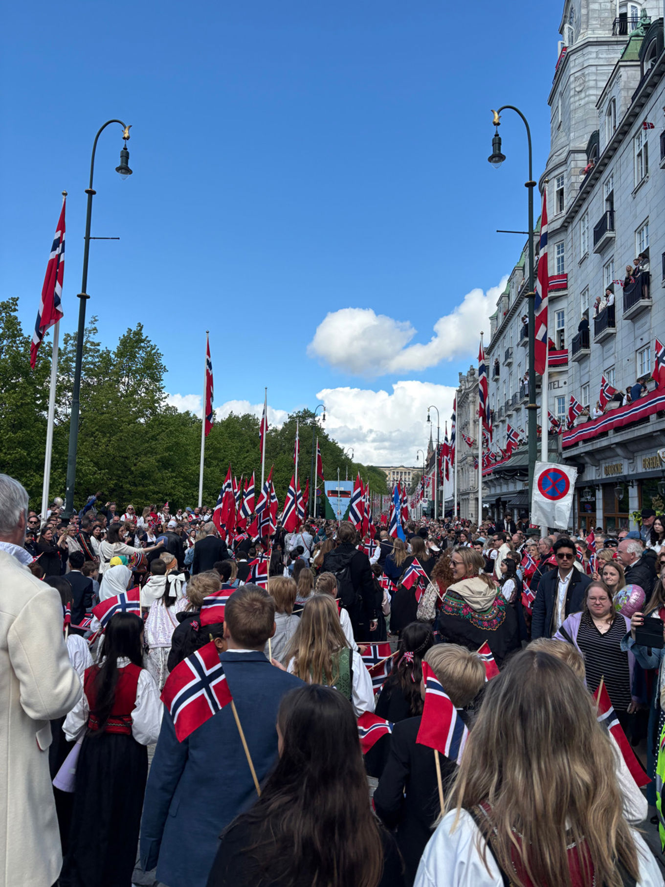Foto: Stine Susanne Domaas En folkemengde utenfor