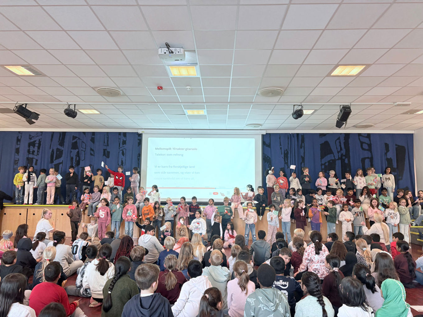 Foto: Stine S. Domaas en gruppe mennesker i et rom