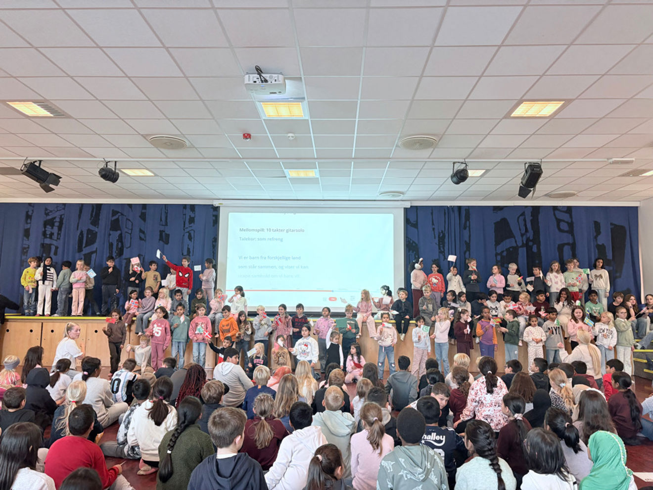 Foto: Stine S. Domaas en gruppe mennesker i et rom
