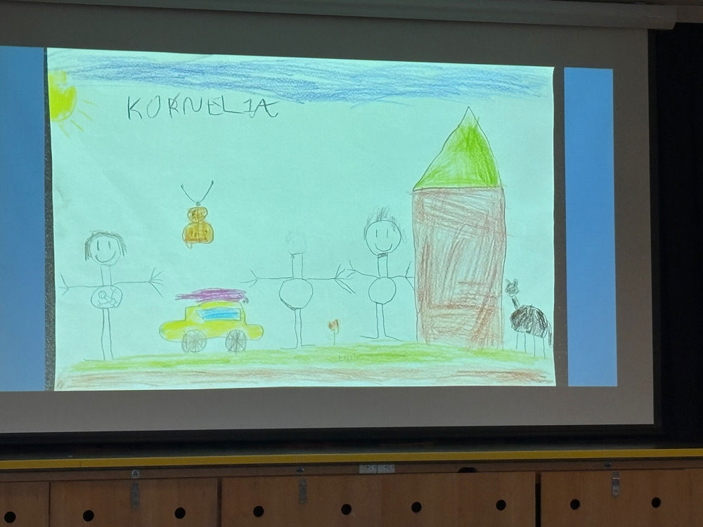 en skjerm med et bilde av et tre og en bil på