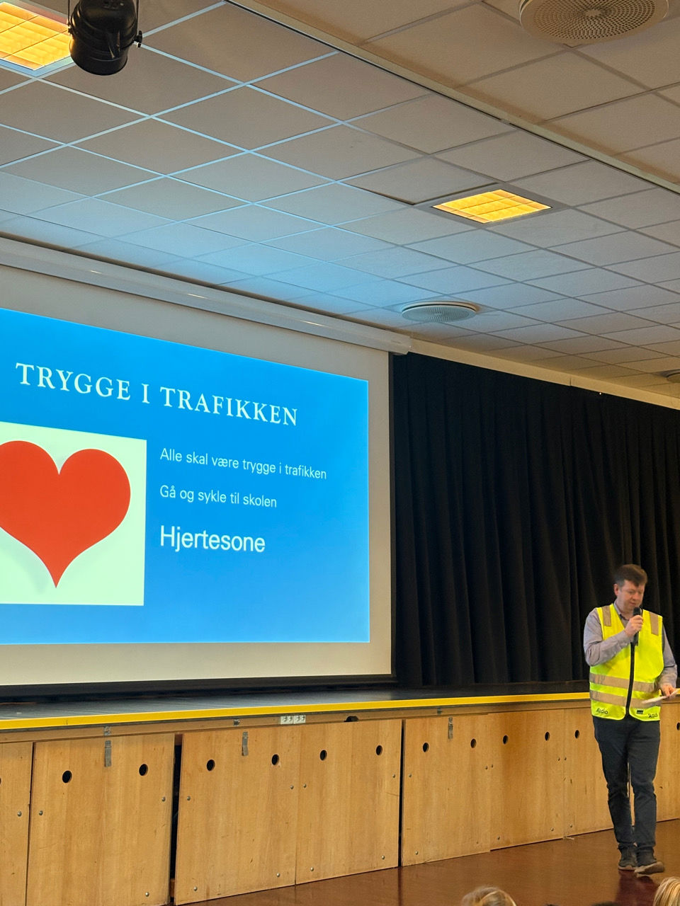 en person som står foran en stor skjerm