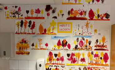 Et bad med mange malerier på veggen