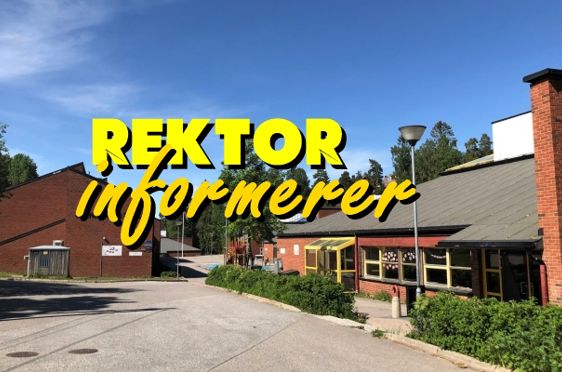en bygning med et skilt på