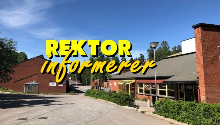 en bygning med et skilt på
