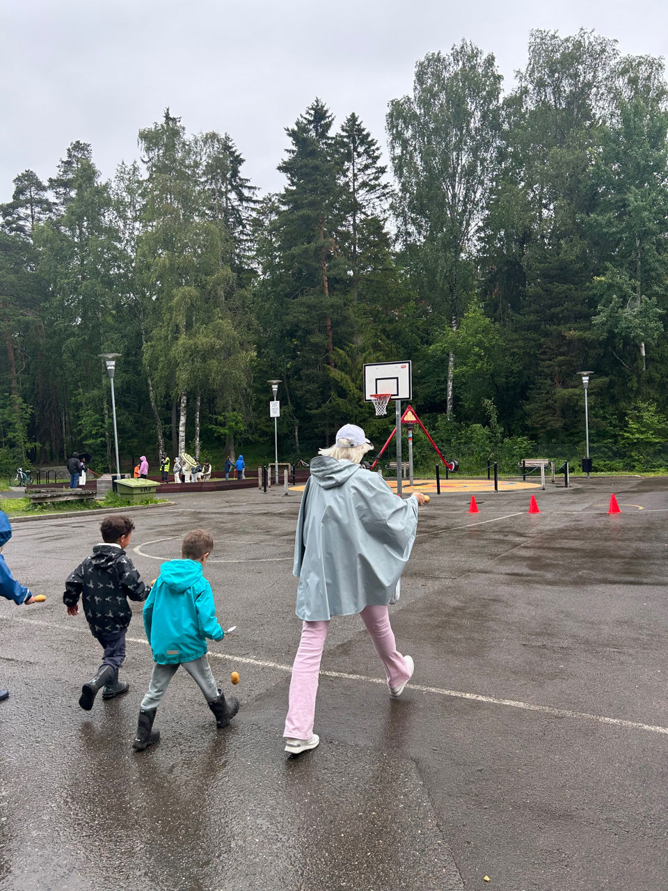 en person og to barn som går på en gate