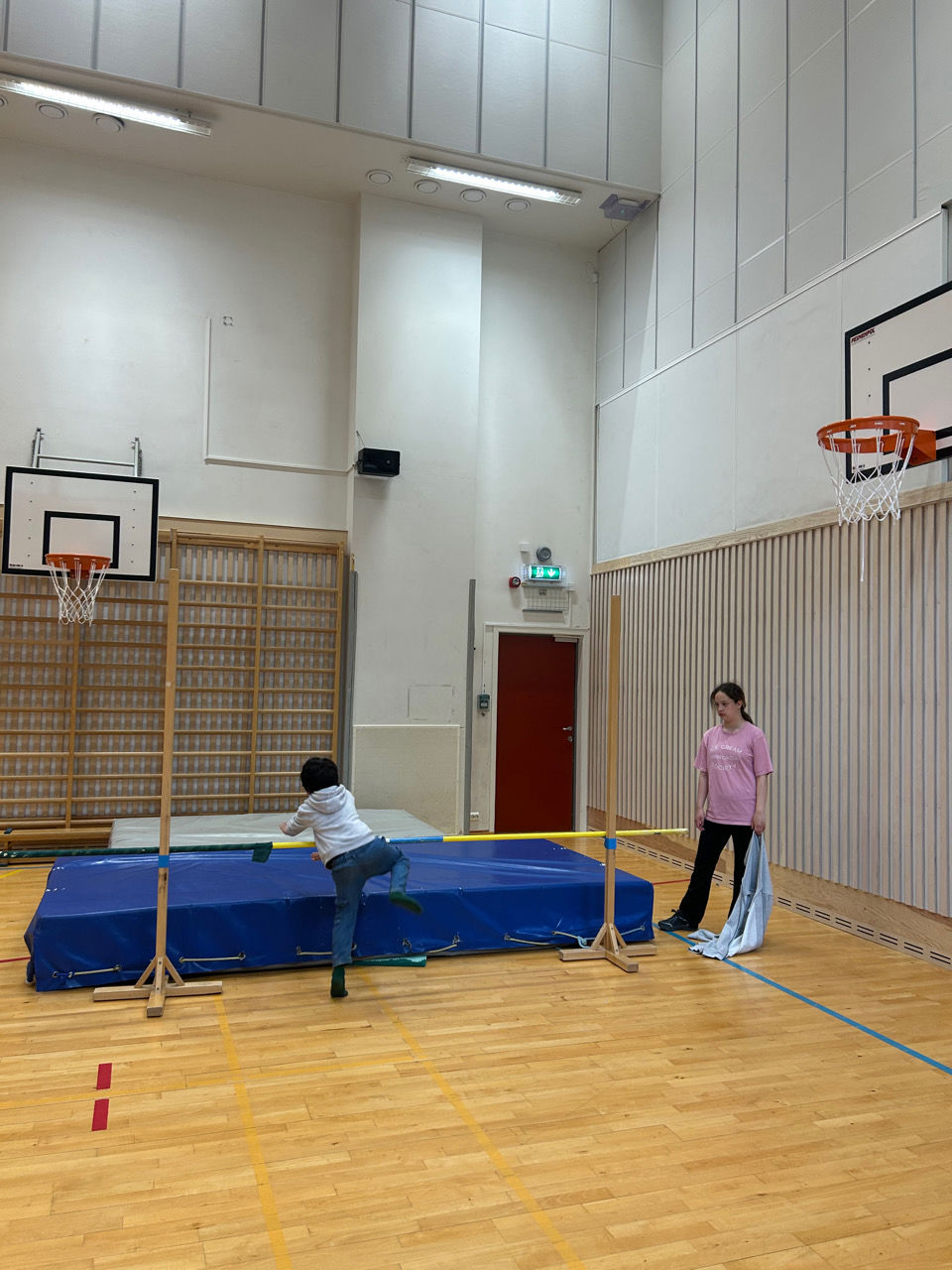 et par personer som spiller basketball