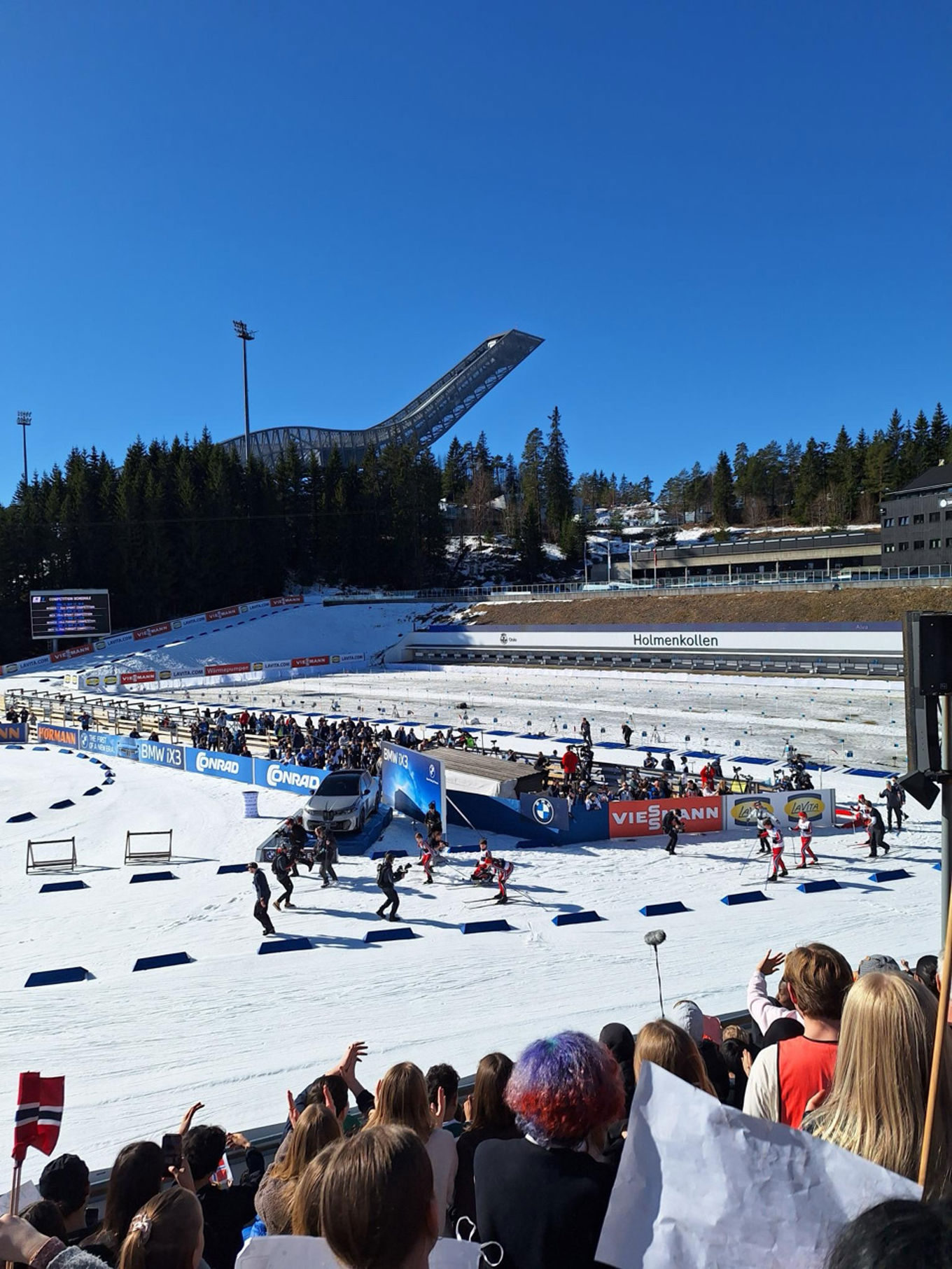 Foto: Ragnhild Beate Boge En folkemengde som ser på et skianlegg