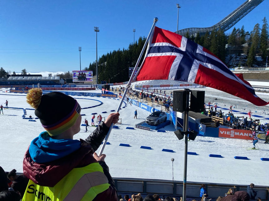 en person som holder et flagg