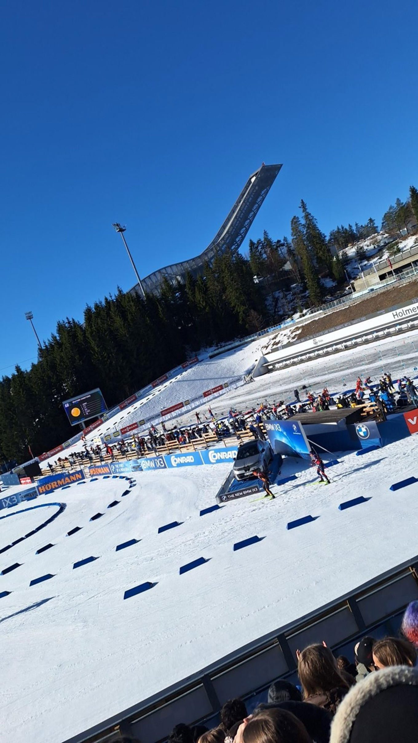 Foto: Ragnhild Beate Boge En skibakke med en folkemengde som ser på