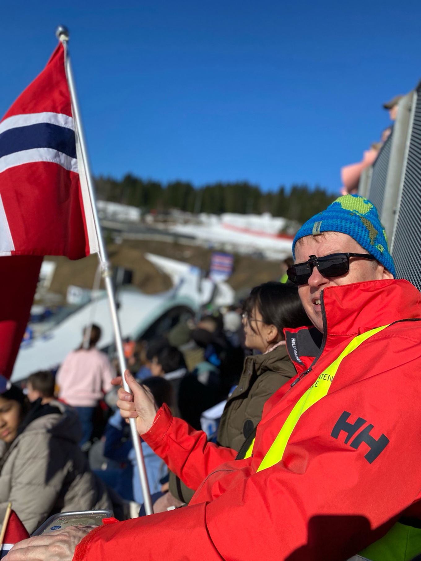 Foto: Audun Halset en person som holder et flagg