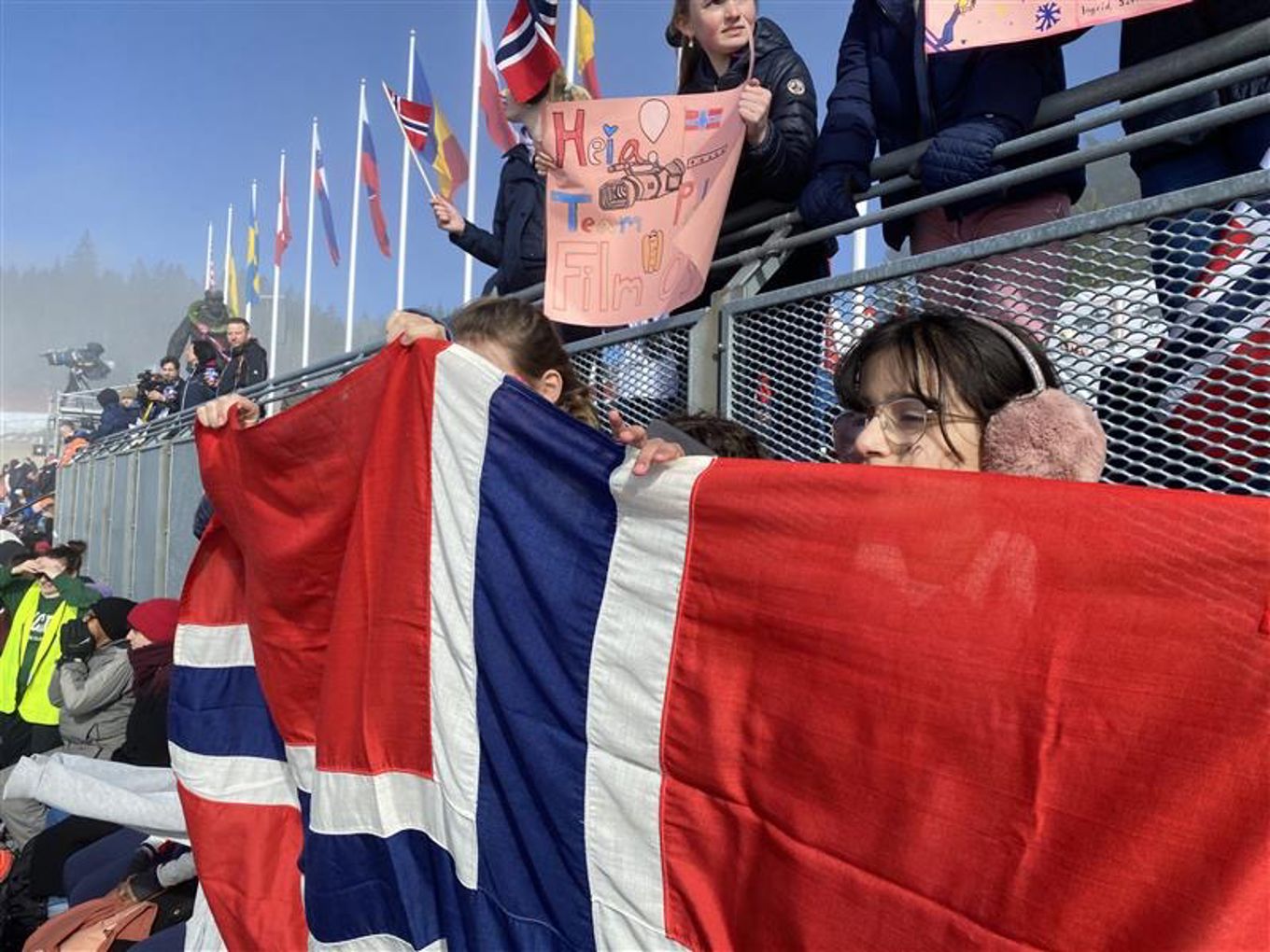 Foto: Audun Halset en gruppe mennesker som holder flagg