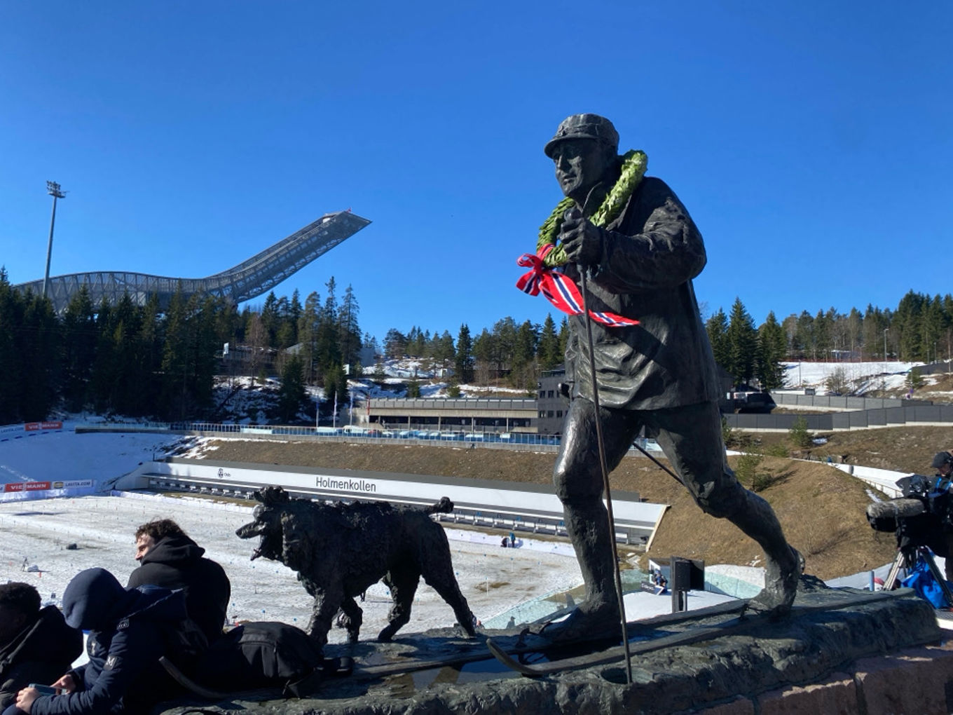 Foto: Audun Halset En statue av en person med en hund