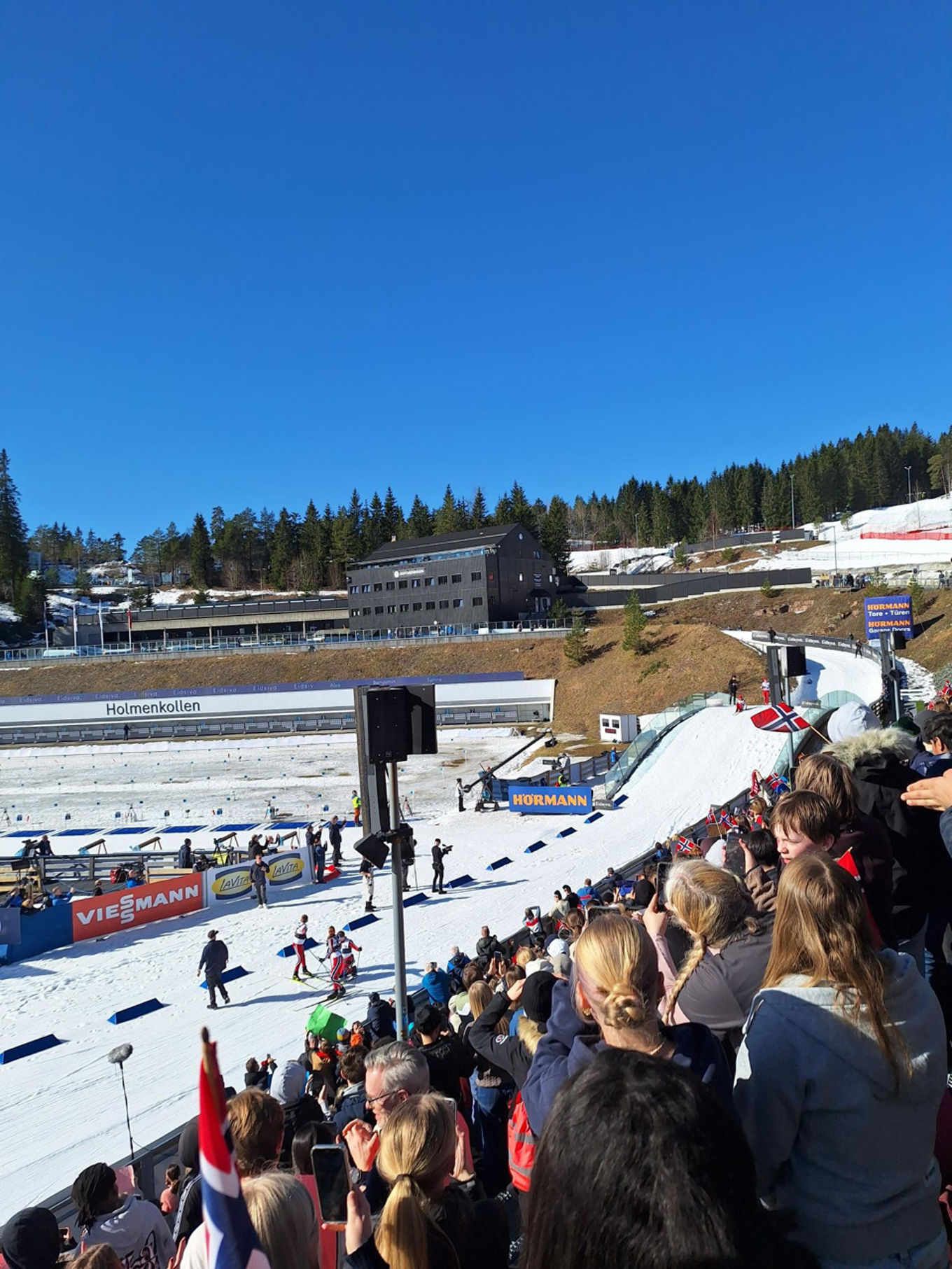 Foto: Ragnhild Beate Boge En folkemengde som ser på et skianlegg