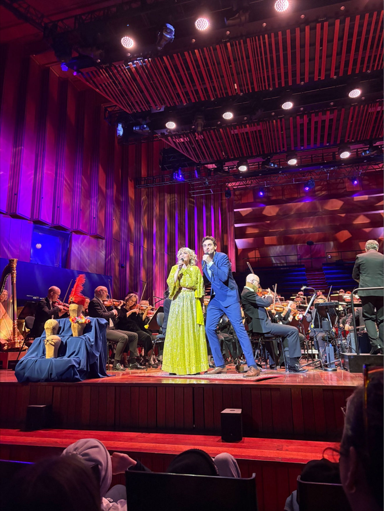 Foto: Erle Lien En person og en person danser på en scene med et publikum som ser på