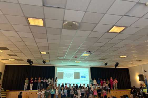 en gruppe personer i et rom