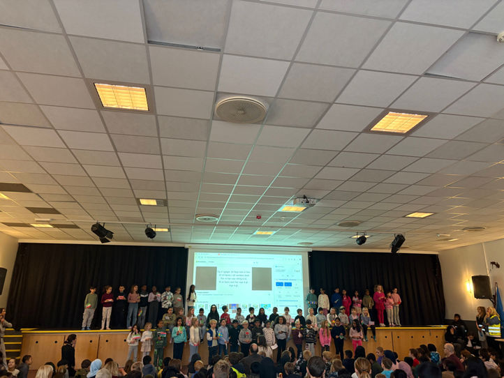 en gruppe personer i et rom