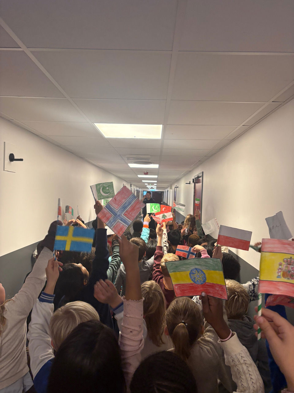 en gruppe mennesker som holder flagg