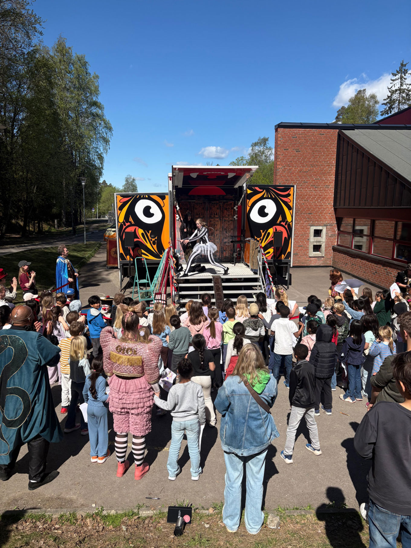 En folkemengde som ser et band spille på scenen