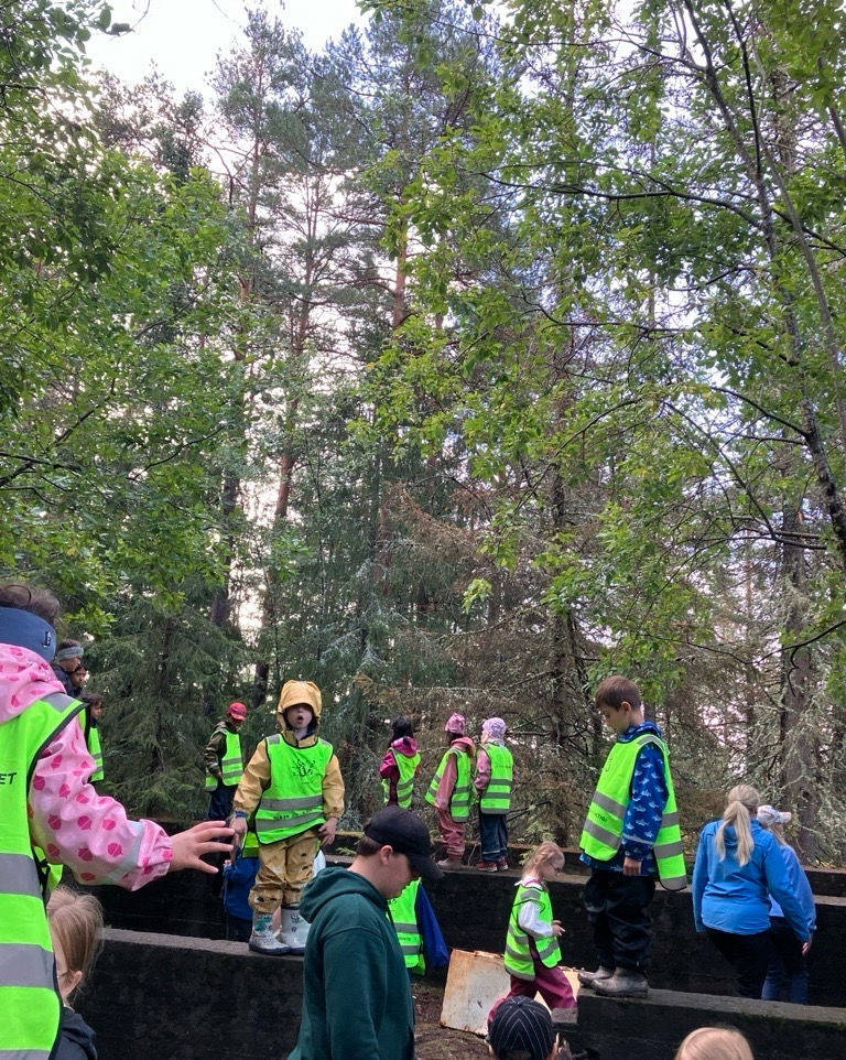 En gruppe mennesker i en skog