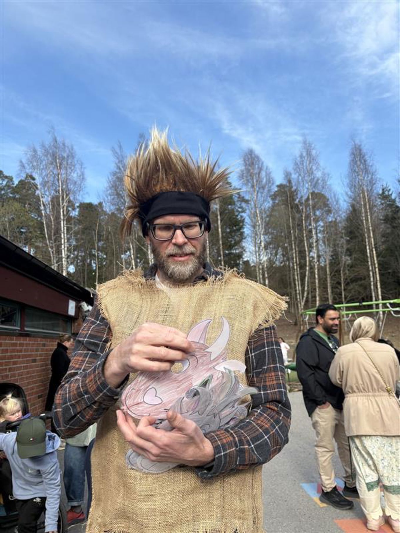 en person som holder en stor rosa slange
