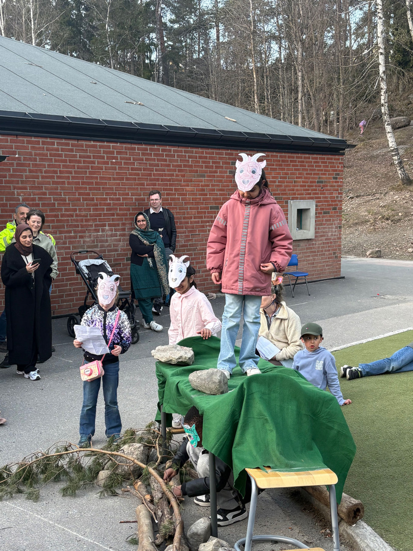 En gruppe mennesker utenfor