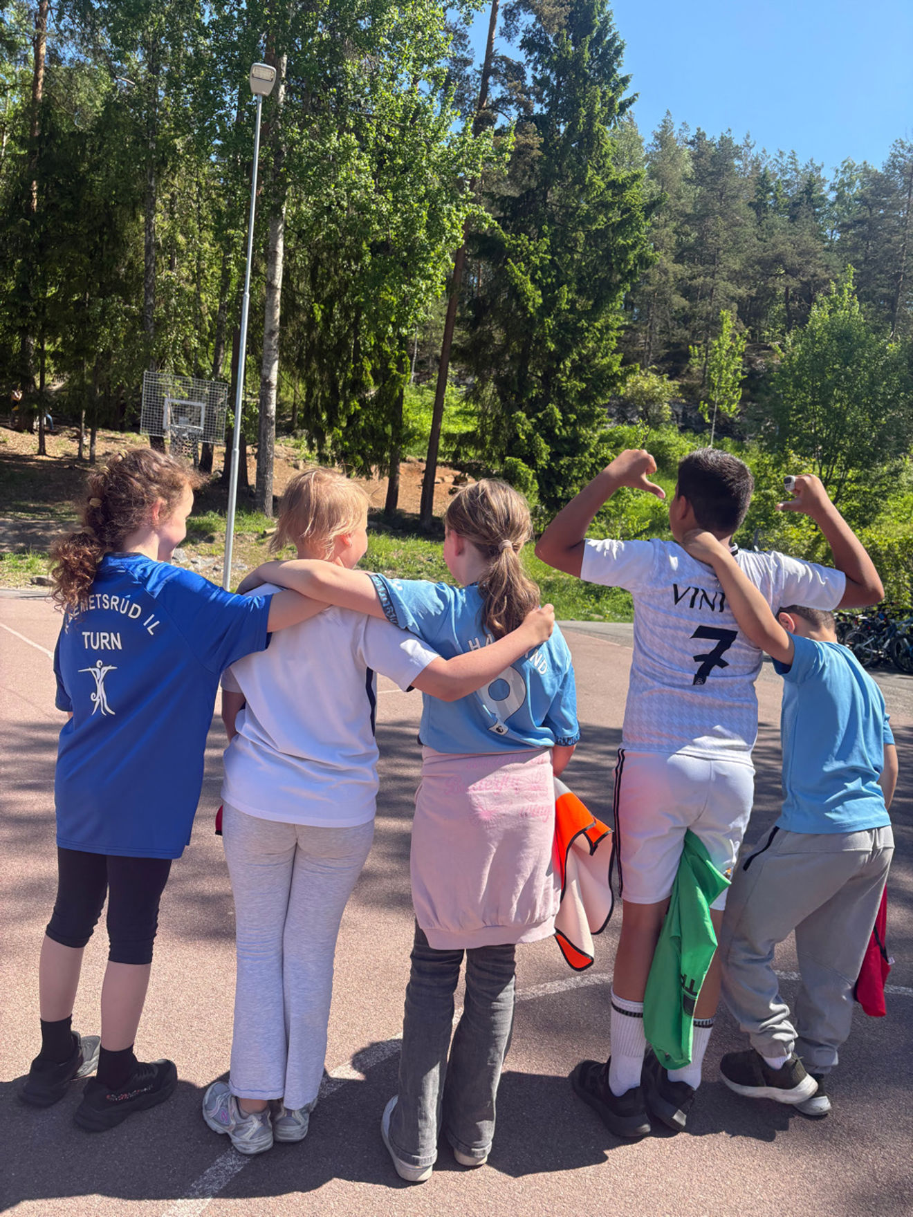 Foto: Stine Domaas en gruppe mennesker som holder hender