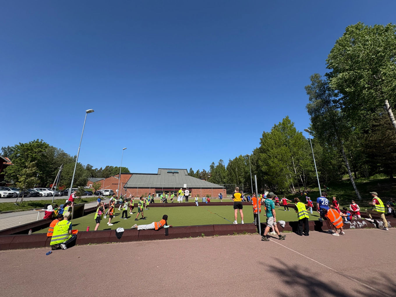 Foto: Stine S Domaas En gruppe mennesker på et jorde