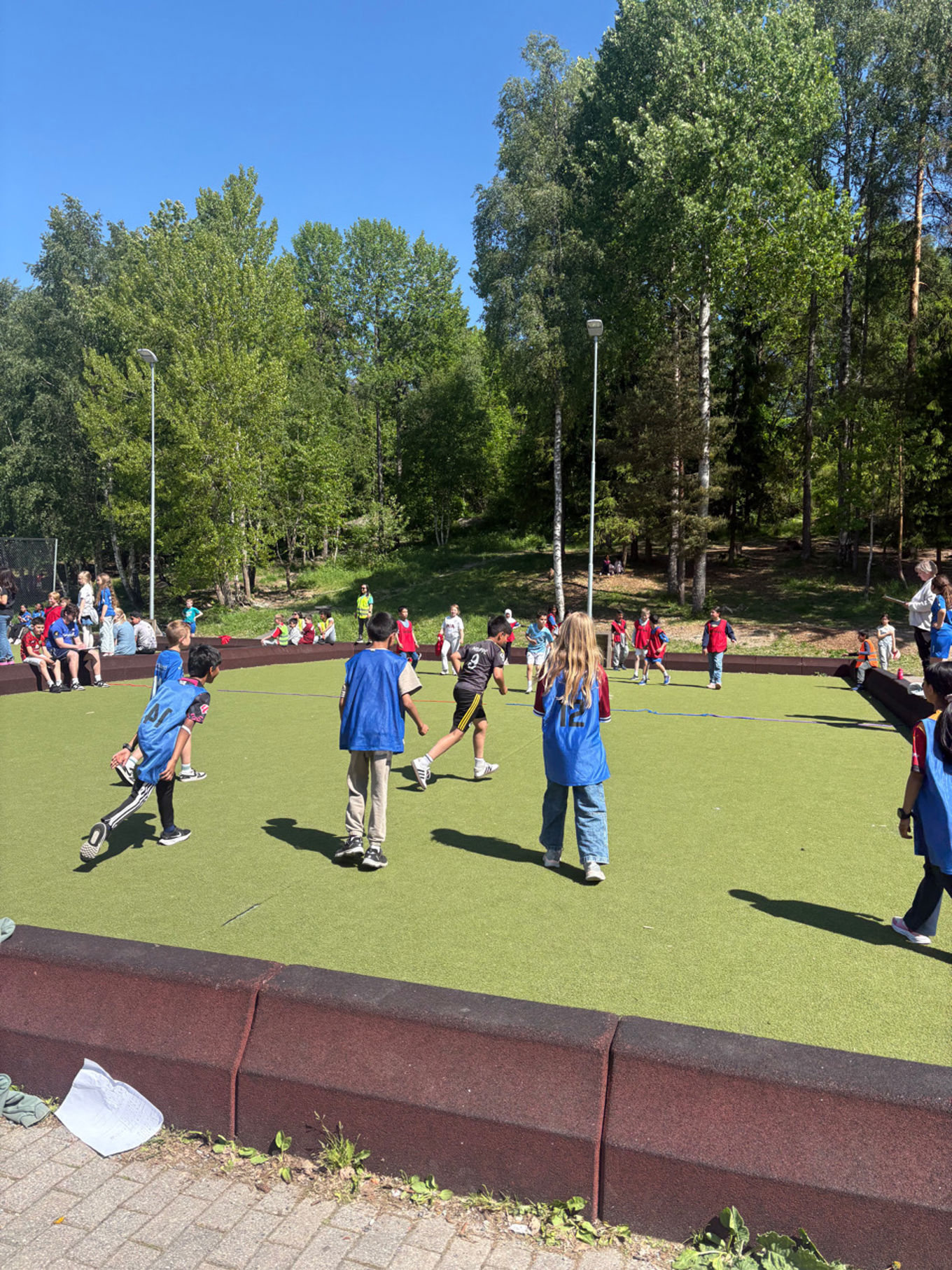 Foto: Stine S Domaas en gruppe mennesker som leker i en park
