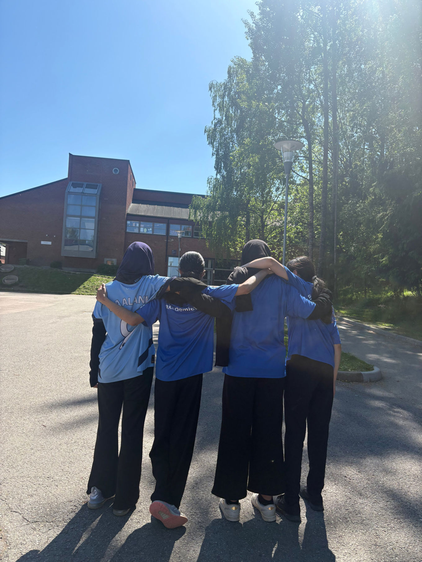 Foto: Stine S Domaas en gruppe mennesker som klemmer