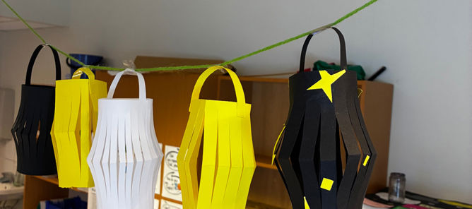 en hylle med klær på