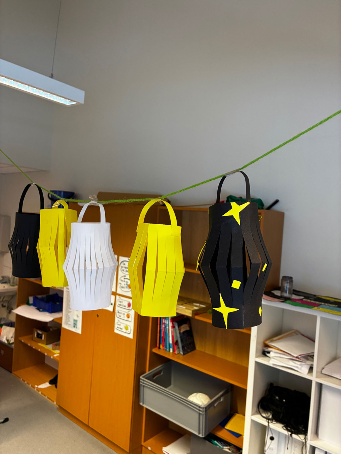 en hylle med klær på