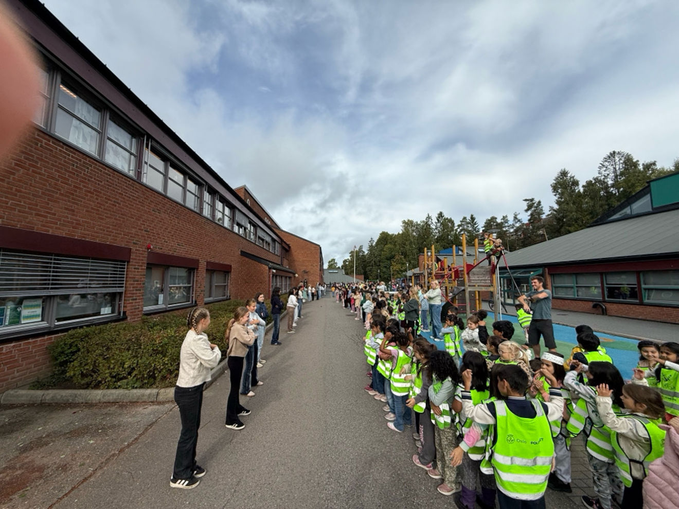 Foto: Beate Furali Marswall en gruppe mennesker utenfor en bygning
