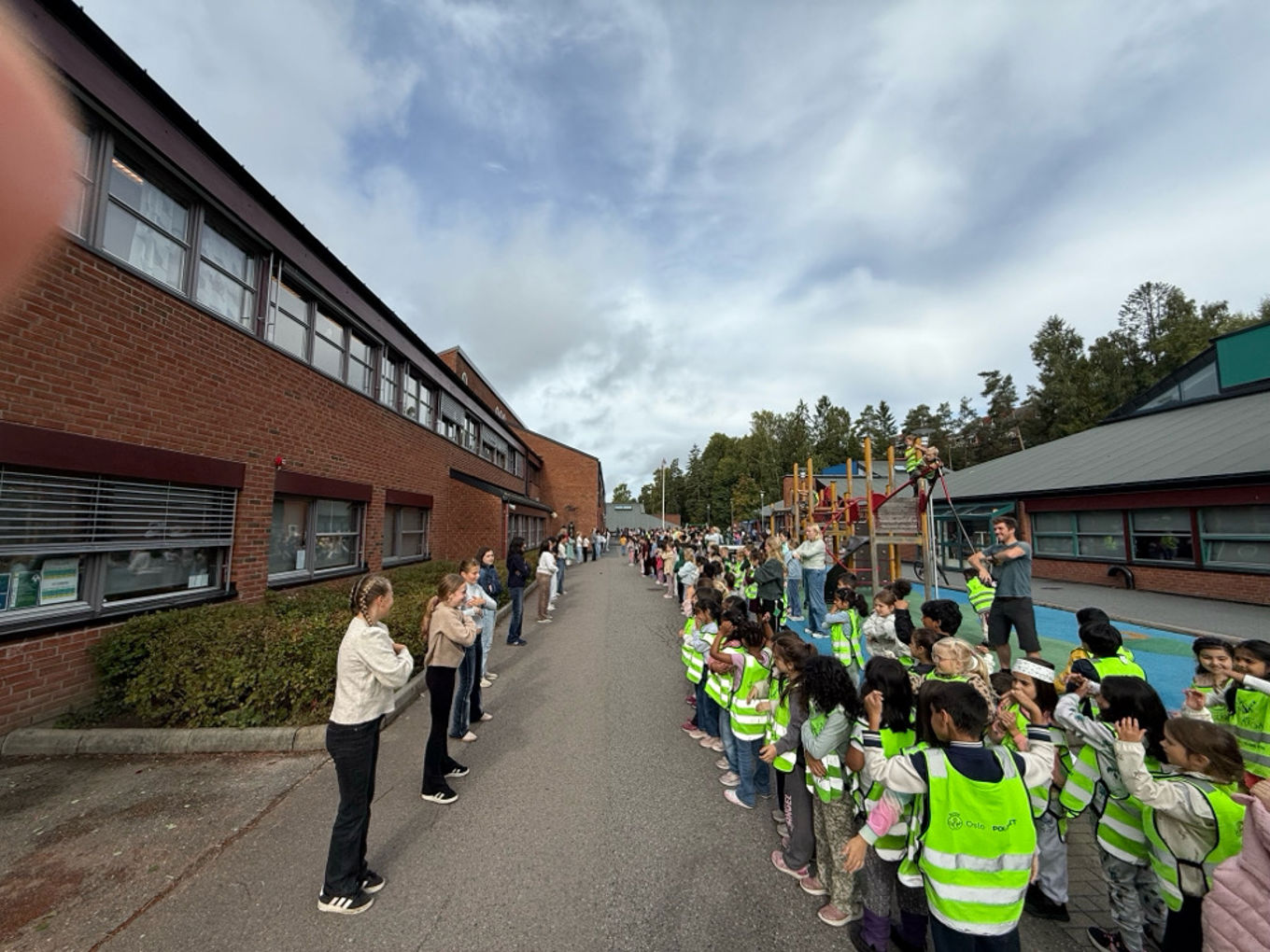 Foto: Beate Furali Marswall en gruppe mennesker utenfor en bygning