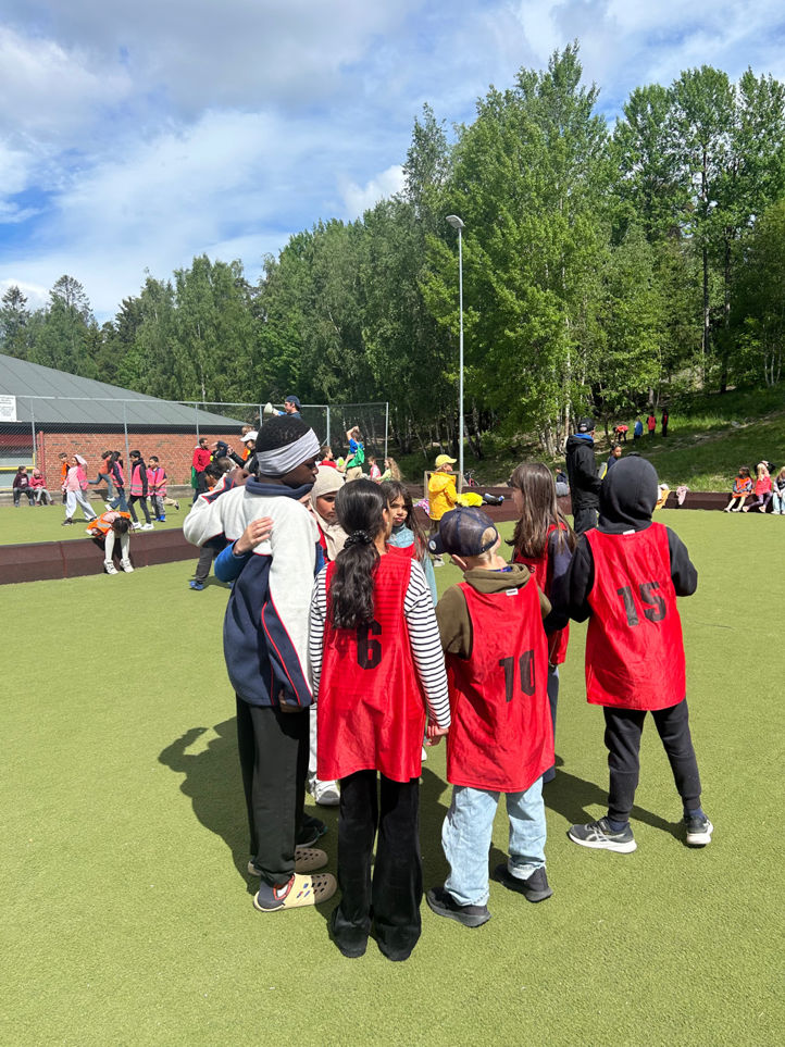 en gruppe mennesker som står på en gressbane