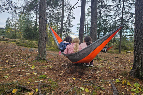 Elever på hengekøyetur i skogen
