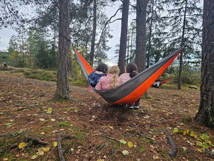 Foto: Silje Westbye Bratli Elever på hengekøyetur i skogen