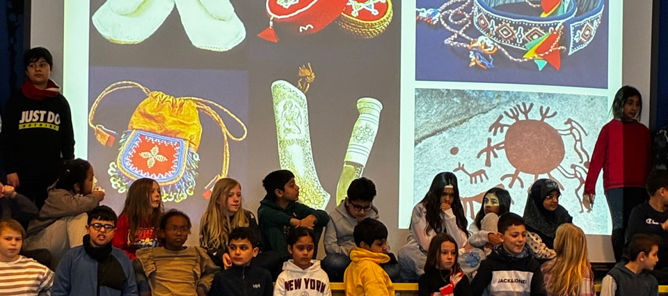 Foto: Beate Furali Marswall en gruppe mennesker som står i et rom med en stor skjerm